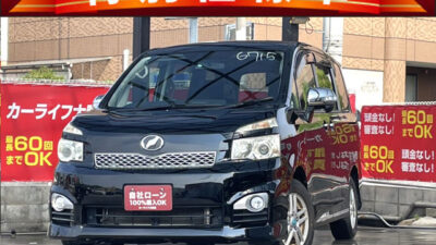ヴォクシー　ZS煌Ⅱ　《特別仕様車グレード》　～8人乗りtype～　各所にメッキパーツを施し、クールなデザインの『キラメキ』グレード💎　社外SDナビでBluetoothオーディオ接続可能🎵　両側パワースライドドアで乗り降りもラクラク🚪　パドルシフトで細かなドライブ操作もできちゃいます🏁　🌜大阪店専用HPも要チェック❗carlifegroup.jp で検索🕵️‍♂️　Instagram・Twitter・TikTokも随時更新中❗❗🌛《1年保証付》