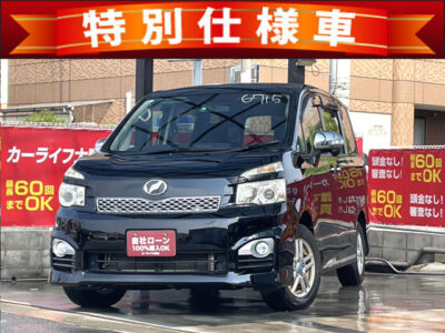 ヴォクシー　ZS煌Ⅱ　《特別仕様車グレード》　～8人乗りtype～　各所にメッキパーツを施し、クールなデザインの『キラメキ』グレード💎　社外SDナビでBluetoothオーディオ接続可能🎵　両側パワースライドドアで乗り降りもラクラク🚪　パドルシフトで細かなドライブ操作もできちゃいます🏁　🌜大阪店専用HPも要チェック❗carlifegroup.jp で検索🕵️‍♂️　Instagram・Twitter・TikTokも随時更新中❗❗🌛《1年保証付》