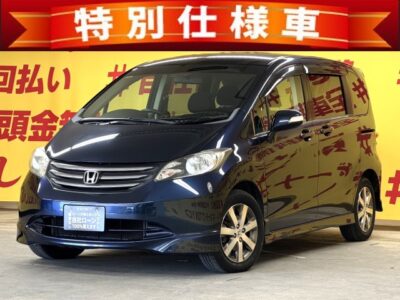 FREED　フリード　Gエアロ　ハイウェイエディション【特別仕様車】【車検2年付】　左側パワースライドドアで後席の乗り降りや荷物の出し入れラクラクです🤱📸　純正メモリーナビ🚗ワンセグTV視聴可能です📺後方も安心バックカメラ付✨　HIDヘッドライトで夜間も安心🌈ウォークスルー可能で大人数でのお出掛けも楽々🗾　5ナンバーサイズなので小回りが効きやすくチョイ乗りの際でも大活躍です✨🌛TOKYO店専用HPにて更新中❗ carlifegroup.tokyo.jpで検索🕵️‍♂️🌛《1年保証》