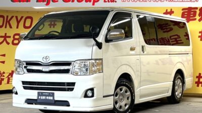 ハイエース　スーパーGL　【車検1年付】　ハイエースの定番グレードースーパーＧＬ入庫です😆　モデリスタフルエアロで見た目も抜群です🎵積載性は驚きの１０００ｋｇまで！！仕事道具をたくさん積めるので新しく事業をされる方にもおススメな1台です‼️大きな車体でもラクラクなバックカメラ付いてます✨🌜TOKYO店専用HPにて更新中❗ carlifegroup.tokyo.jpで検索🕵️‍♂️🌛《1年保証付》