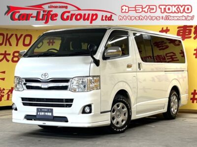 ハイエース　スーパーGL　【車検1年付】　ハイエースの定番グレードースーパーＧＬ入庫です😆　モデリスタフルエアロで見た目も抜群です🎵積載性は驚きの１０００ｋｇまで！！仕事道具をたくさん積めるので新しく事業をされる方にもおススメな1台です‼️大きな車体でもラクラクなバックカメラ付いてます✨🌜TOKYO店専用HPにて更新中❗ carlifegroup.tokyo.jpで検索🕵️‍♂️🌛《1年保証付》