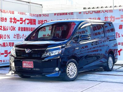 VOXY　ヴォクシー　ハイブリッドV💎トヨタの人気ハイブリッドミニバン👀驚異のカタログ燃費🍃ＪＣ０８モード２３．８ｋｍ／Ｌ💎純正９インチナビ🗾ＤＶＤ💿Ｂｌｕｅｔｏｏｔｈ🎶📱📞フルセグＴＶ内蔵型📺走行中映像視聴可能👀😲天井スピーカー＆純正フリップダウンモニターでシアター空間の音響設定🎵夜間も明るいＬＥＤ💡ヘッドライトタイプ💡サイドシェード・純正オプションカーテンでＵＶ・プライバシーカット😎使い勝手の良い７人乗キャプテンシート・楽々ウォークスルー✨オプション・ワイヤレススマホ充電器付📱🌈🚗福岡店専用HPでも在庫確認可能‼✨ 【carlifegroup.fukuoka.jp/】で検索🕵️‍♂️