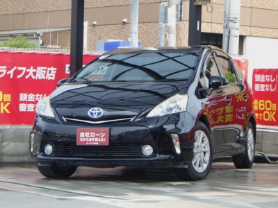プリウスα　S　～3列シート7人乗りtype～　プリウスならではの燃費性能に3列目シートを兼ね備えたオールマイティハイブリッドワゴン🍀　2連LEDヘッドライトで光量・寿命・デザイン性に長けています💡　ビルトインETC付き＆カタログ燃費26.2km/Lの性能で遠出の際にも便利です🗾　🌜大阪店専用HPも要チェック❗carlifegroup.jp で検索🕵️‍♂️　Instagram・Twitter・TikTokも随時更新中❗❗🌛《1年保証付》