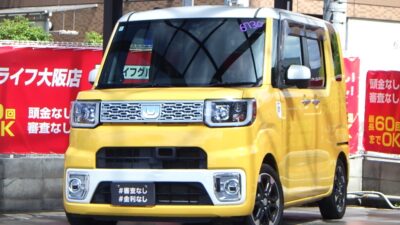 ウェイク　L　パールホワイトとフェスタイエローの鮮やかなツートンカラー🍋　可愛い見た目ながら利便性は高く、フルフラットシートや数ある収納スペースでお荷物もスイスイ載せることが可能🧳　コムテック360度ドライブレコーダーで全方位の記録をしっかりと残しておくことができます🎥　社外レーダー探知機も付いており安全性に長けたお車です🚗　社外SDナビで走行中フルセグTV･DVD視聴可能📺️📀　Bluetoothオーディオも視聴可能です🎵　🌜大阪店専用HPも要チェック❗carlifegroup.jp で検索🕵️‍♂️　Instagram・Twitter・TikTokも随時更新中❗❗🌛《1年保証付》