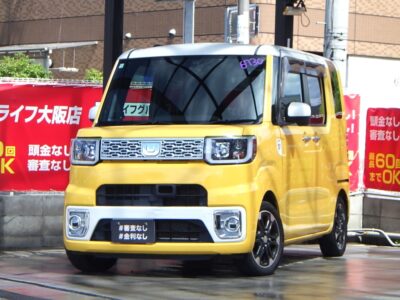 ウェイク　L　パールホワイトとフェスタイエローの鮮やかなツートンカラー🍋　可愛い見た目ながら利便性は高く、フルフラットシートや数ある収納スペースでお荷物もスイスイ載せることが可能🧳　コムテック360度ドライブレコーダーで全方位の記録をしっかりと残しておくことができます🎥　社外レーダー探知機も付いており安全性に長けたお車です🚗　社外SDナビで走行中フルセグTV･DVD視聴可能📺️📀　Bluetoothオーディオも視聴可能です🎵　🌜大阪店専用HPも要チェック❗carlifegroup.jp で検索🕵️‍♂️　Instagram・Twitter・TikTokも随時更新中❗❗🌛《1年保証付》