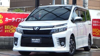 ヴォクシー　ZS　7人乗りタイプ　【ワンオーナー】　80系ヴォクシーのパールホワイト入荷💎　モデリスタフロントエアロ付きでデザイン性抜群✨️　純正SDナビでBluetoothオーディオ視聴可能🎵　7人乗りのためキャプテンシートでゆったり座れて、ウォークスルーも可能です💺　🌜大阪店専用HPも要チェック❗carlifegroup.jp で検索🕵️‍♂️　Instagram・Twitter・TikTokも随時更新中❗❗🌛《1年保証付》