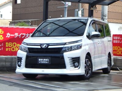 ヴォクシー　ZS　7人乗りタイプ　【ワンオーナー】　80系ヴォクシーのパールホワイト入荷💎　モデリスタフロントエアロ付きでデザイン性抜群✨️　純正SDナビでBluetoothオーディオ視聴可能🎵　7人乗りのためキャプテンシートでゆったり座れて、ウォークスルーも可能です💺　🌜大阪店専用HPも要チェック❗carlifegroup.jp で検索🕵️‍♂️　Instagram・Twitter・TikTokも随時更新中❗❗🌛《1年保証付》