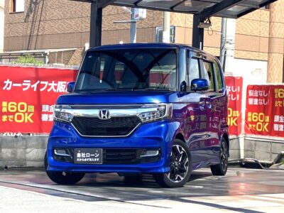 N-BOX　カスタム　G・Lターボ　ホンダセンシング　深みのあるブリリアントスポーティブルーメタリック🔵　純正SDナビでBluetoothオーディオ視聴可能🎵　レーダークルーズコントロールやレーンキープアシストなど、軽自動車とは思えない豪華装備が盛り沢山✨️　急速充電対応のUSBポート付きでお急ぎの時でもスグ充電可能です🔋　先進の安全運転支援システム「Honda SENSING（ホンダ センシング）」に加えドライブレコーダーも付いた安全機能に特化した1台です🚥　🌜大阪店専用HPも要チェック❗carlifegroup.jp で検索🕵️‍♂️　Instagram・Twitter・TikTokも随時更新中❗❗🌛《1年保証付》