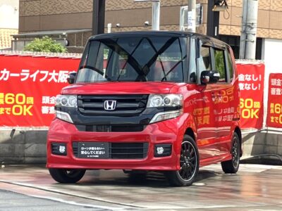N-BOX　カスタム　Gターボ　Lパッケージ　～後期型～　コンパクトなのに室内は広々なので家族のお出かけにもぴったり🚗✨　燃費の良さとターボの軽快な走りで、街乗りからロングドライブまで可能😆✅　ハーフレザーシート、サンシェード、シートバックテーブルなど後席も快適です🍃　🌜大阪店専用HPも要チェック❗carlifegroup.jp で検索🕵️‍♂️　Instagram・Twitter・TikTokも随時更新中❗❗🌛《1年保証付》