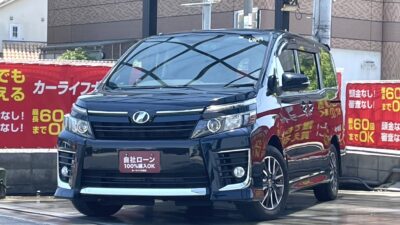 ヴォクシー　ZS　オプションカラーの「ブラッキッシュアゲハガラスフレーク」大好評につき再入荷🎊　内装パネルのいたるところにオレンジカラーが施されており鮮やかなインテリアデザイン✨　障害物センサーやバックカメラ付きで安全性能も良好📷　前後ドライブレコーダーでもしもの際でも安心です📹　🌜大阪店専用HPも要チェック❗carlifegroup.jp で検索🕵️‍♂️　Instagram・Twitter・TikTokも随時更新中❗❗🌛《1年保証付》