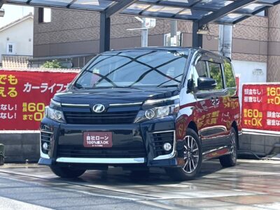 ヴォクシー　ZS　オプションカラーの「ブラッキッシュアゲハガラスフレーク」大好評につき再入荷🎊　内装パネルのいたるところにオレンジカラーが施されており鮮やかなインテリアデザイン✨　障害物センサーやバックカメラ付きで安全性能も良好📷　前後ドライブレコーダーでもしもの際でも安心です📹　🌜大阪店専用HPも要チェック❗carlifegroup.jp で検索🕵️‍♂️　Instagram・Twitter・TikTokも随時更新中❗❗🌛《1年保証付》