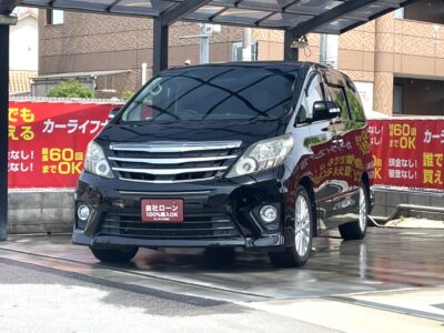 アルファード　240S　～後期型～　社外フロントグリルに交換済みのためインパクトのあるデザイン💎　社外フリップダウンモニターやオットマン付きキャプテンシート、Wエアコンなど高級車ならではの乗り心地を体感できます🌃　利便性だけでなく木目調内装パネルや本革巻きステアリングなど、ゴージャスなインテリアデザインも魅力的💎　人気車種となりますので早急にお問い合わせください💣　🌜大阪店専用HPも要チェック❗carlifegroup.jp で検索🕵️‍♂️　Instagram・Twitter・TikTokも随時更新中❗❗🌛《1年保証付》