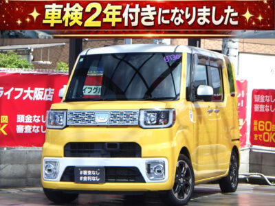 ウェイク　L　パールホワイトとフェスタイエローの鮮やかなツートンカラー🍋　可愛い見た目ながら利便性は高く、フルフラットシートや数ある収納スペースでお荷物もスイスイ載せることが可能🧳　コムテック360度ドライブレコーダーで全方位の記録をしっかりと残しておくことができます🎥　社外レーダー探知機も付いており安全性に長けたお車です🚗　社外SDナビで走行中フルセグTV･DVD視聴可能📺️📀　Bluetoothオーディオも視聴可能です🎵　🌜大阪店専用HPも要チェック❗carlifegroup.jp で検索🕵️‍♂️　Instagram・Twitter・TikTokも随時更新中❗❗🌛《1年保証付》