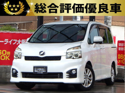 ヴォクシー　ZS　【総合評価優良車】　大人数でお出かけする際に便利な8人乗りType💺　人気の2万円台ヴォクシー⭐　ミラー一体型レーダー探知機でオービスの位置を検知できるため安全に走行することができます🚥　ビルトインETCで遠出の際にも便利🗾　社外SDナビで走行中フルセグTV・DVD視聴可能📺️📀　🌜大阪店専用HPも要チェック❗carlifegroup.jp で検索🕵️‍♂️　Instagram・Twitter・TikTokも随時更新中❗❗🌛《1年保証付》