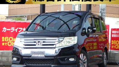 ステップワゴン スパーダZ インターナビセレクション 【総合評価優良車】 アイドリングストップ付きでカタログ燃費は14.4km/L⛽️ ホンダ特有の低重心設計を採用しており、ミニバンなのにフラつきにくい✨️ ドライブレコーダー付きなのでもしもの際でも安心です🎥 ミラー一体型レーダー探知機で安全に運転できます⭐️ 🌜大阪店専用HPも要チェック❗carlifegroup.jp で検索🕵️♂️ Instagram・Twitter・TikTokも随時更新中❗❗🌛《1年保証付》