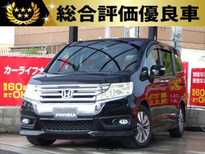 ステップワゴン　スパーダZ　インターナビセレクション　【総合評価優良車】　アイドリングストップ付きでカタログ燃費は14.4km/L⛽️　ホンダ特有の低重心設計を採用しており、ミニバンなのにフラつきにくい✨️　ドライブレコーダー付きなのでもしもの際でも安心です🎥　ミラー一体型レーダー探知機で安全に運転できます⭐️　🌜大阪店専用HPも要チェック❗carlifegroup.jp で検索🕵️‍♂️　Instagram・Twitter・TikTokも随時更新中❗❗🌛《1年保証付》