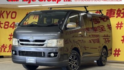 ハイエース　スーパーGL　【車検１年付】パナソニックストラーダHDDナビ✨DVD・Bluetooth接続可能😆純正キーラーフィールド１６インチAW＆ホワイトレター装備🎉純正１００V電源💫高速楽々ETC装備✨仕事道具をたくさん積めるので新しく事業をされる方にもおススメな1台です‼️ルーフキャリア装備💫大きな車体でもラクラクなフロント・リアアンダーミラー付いてます✨🌜TOKYO店専用HPにて更新中❗ carlifegroup.tokyo.jpで検索🕵️‍♂️🌛《1年保証付》
