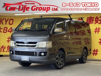 ハイエース　スーパーGL　【車検１年付】パナソニックストラーダHDDナビ✨DVD・Bluetooth接続可能😆純正キーラーフィールド１６インチAW＆ホワイトレター装備🎉純正１００V電源💫高速楽々ETC装備✨仕事道具をたくさん積めるので新しく事業をされる方にもおススメな1台です‼️ルーフキャリア装備💫大きな車体でもラクラクなフロント・リアアンダーミラー付いてます✨🌜TOKYO店専用HPにて更新中❗ carlifegroup.tokyo.jpで検索🕵️‍♂️🌛《1年保証付》