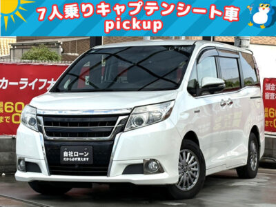 【✨pickup車両✨】エスクァイア　ハイブリッドGi　上質な室内空間と充実装備が魅力のハイブリッドミニバン❗　高級感と快適性を兼ね備えた7人乗りハイブリッドミニバン「エスクァイア」が入庫しました💥　 家族でのお出かけからビジネスユースまで、幅広く活躍する1台です✨　お子さまも退屈しない後席専用モニター付き🏰　全方位カメラ＆バックカメラで駐車も安心👌　🌜大阪店専用HPも要チェック❗carlifegroup.jp で検索🕵️‍♂️　Instagram・Twitter・TikTokも随時更新中❗❗🌛《1年保証付》