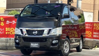 NV350キャラバン プレミアムGXロング 上級グレード ~5人乗りtype~ バンでありながらワゴンのような装備が特徴✨ オシャレでクールなタイガーアイブラウンカラー💫 前席中央に大型コンソールボックスがあり収納も便利👏 上級グレードでプッシュスタート&スマートキーやリアクーラー&ヒーターなど快適にお乗りいただけます😆 🌜大阪店専用HPも要チェック❗carlifegroup.jp で検索🕵️♂️ Instagram・Twitter・TikTokも随時更新中❗❗🌛《1年保証付》