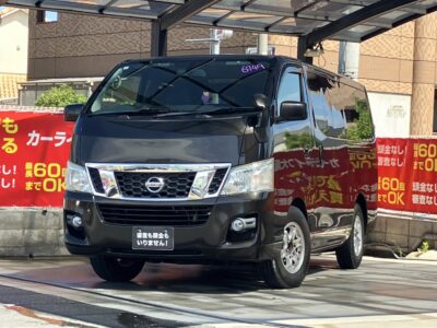 NV350キャラバン　プレミアムGXロング　上級グレード　～5人乗りtype～　バンでありながらワゴンのような装備が特徴✨　オシャレでクールなタイガーアイブラウンカラー💫　前席中央に大型コンソールボックスがあり収納も便利👏　上級グレードでプッシュスタート&スマートキーやリアクーラー&ヒーターなど快適にお乗りいただけます😆　🌜大阪店専用HPも要チェック❗carlifegroup.jp で検索🕵️‍♂️　Instagram・Twitter・TikTokも随時更新中❗❗🌛《1年保証付》