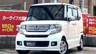 N-BOXカスタム　G・Lパッケージ　大阪店軽自動車人気No.1👑　広い室内に定評のあるN-BOX再入荷✨　低重心＆高い天井で人が乗るのも、荷物を積むのもオールマイティに活躍できます📦　ナビはBluetoothオーディオ接続可能📱　後席はワンタッチでフルフラットにできるので便利です🙌　売れ筋の車種のためお問い合わせはお早めに💣　🌜大阪店専用HPも要チェック❗carlifegroup.jp で検索🕵️‍♂️　Instagram・Twitter・TikTokも随時更新中❗❗🌛《1年保証付》