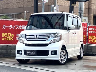 N-BOXカスタム　G・Lパッケージ　大阪店軽自動車人気No.1👑　広い室内に定評のあるN-BOX再入荷✨　低重心＆高い天井で人が乗るのも、荷物を積むのもオールマイティに活躍できます📦　ナビはBluetoothオーディオ接続可能📱　後席はワンタッチでフルフラットにできるので便利です🙌　売れ筋の車種のためお問い合わせはお早めに💣　🌜大阪店専用HPも要チェック❗carlifegroup.jp で検索🕵️‍♂️　Instagram・Twitter・TikTokも随時更新中❗❗🌛《1年保証付》