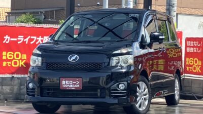 ヴォクシー　ZS　7人まで乗れる多人数乗車が可能✌️❗　3列目シートはワンタッチで跳ね上げて収納可能🙆‍♀️　✨2列目シートは回転式でチャイルドシートの乗せ降ろしも楽ちん😘✨　ステップも低く、乗り降りも楽々です👌　後席にフリップダウンも付いているので子供を連れて遠出も問題なし🚗✅　🌜大阪店専用HPも要チェック❗carlifegroup.jp で検索🕵️‍♂️　Instagram・Twitter・TikTokも随時更新中❗❗🌛《1年保証付》