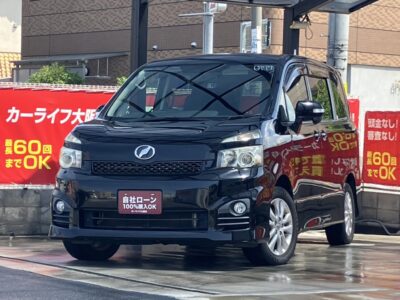 ヴォクシー　ZS　7人まで乗れる多人数乗車が可能✌️❗　3列目シートはワンタッチで跳ね上げて収納可能🙆‍♀️　✨2列目シートは回転式でチャイルドシートの乗せ降ろしも楽ちん😘✨　ステップも低く、乗り降りも楽々です👌　後席にフリップダウンも付いているので子供を連れて遠出も問題なし🚗✅　🌜大阪店専用HPも要チェック❗carlifegroup.jp で検索🕵️‍♂️　Instagram・Twitter・TikTokも随時更新中❗❗🌛《1年保証付》
