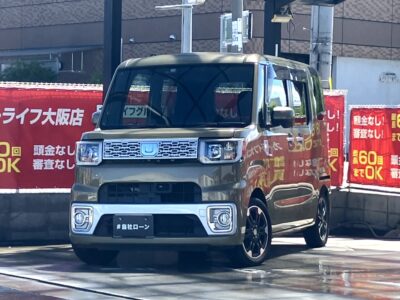 ウェイク G SA ターボ 日常用途はもちろんレジャー用途まで多用途に使える新ジャンルの軽自動車🚗 軽最大の室内空間「ウルトラスペース」で助手席までフラットに可能💺 ワンタッチオートの両側パワースライドドアや後席サンシェードなど装備も充実✨ 車線逸脱警報やブレーキサポートなど安心な装備も搭載🙌 オシャレで人気の高いカーキ色です🍀 🌜大阪店専用HPも要チェック❗carlifegroup.jp で検索🕵️♂️ Instagram・Twitter・TikTokも随時更新中❗❗🌛 《1年保証付》