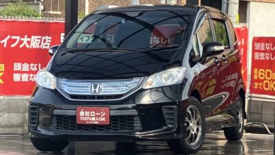 フリード　ハイブリッド　ジャストセレクション　6人乗りタイプのハイトコンパクトな5ナンバーワゴン🚗　月々の金額・ハイブリッドの燃費性能・1,500ccの排気量など、低コストに長けた1台です💰️　バックカメラ付きなので狭い場所での駐車も安心📸　ETCはビルトイン式なのでスッキリと収まっております🗾　クルーズコントロールで遠出の際でも楽々💨　両側パワースライドドアなのでファミリーカーとしても使い勝手抜群です✨️　🌜大阪店専用HPも要チェック❗carlifegroup.jp で検索🕵️‍♂️　Instagram・Twitter・TikTokも随時更新中❗❗🌛《1年保証付》