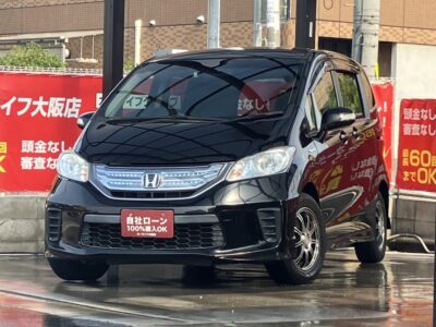 フリード　ハイブリッド　ジャストセレクション　6人乗りタイプのハイトコンパクトな5ナンバーワゴン🚗　月々の金額・ハイブリッドの燃費性能・1,500ccの排気量など、低コストに長けた1台です💰️　バックカメラ付きなので狭い場所での駐車も安心📸　ETCはビルトイン式なのでスッキリと収まっております🗾　クルーズコントロールで遠出の際でも楽々💨　両側パワースライドドアなのでファミリーカーとしても使い勝手抜群です✨️　🌜大阪店専用HPも要チェック❗carlifegroup.jp で検索🕵️‍♂️　Instagram・Twitter・TikTokも随時更新中❗❗🌛《1年保証付》