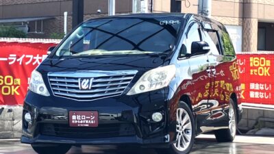 アルファード 240S プライムセレクションⅡ ~前期型~ 7人乗りtype HDDナビでBluetoothオーディオも接続可能🎵 純正フリップダウンモニターも搭載でお子様や後席の方も大喜びですね🥳 後席はキャプテンシート&オットマンでラグジュアリーな車内空間💺 室内も広々でファミリー様にもとても好評です💡 🌜大阪店専用HPも要チェック❗carlifegroup.jp で検索🕵️♂️ Instagram・Twitter・TikTokも随時更新中❗❗🌛《1年保証付》