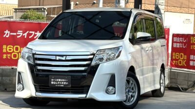ノア Si ✨ 広さ・快適さ・安心感を兼ね備えたファミリーミニバン🚗 両側パワースライドドアや多彩なシートアレンジで、日常からレジャーまで大活躍⛺ Bluetoothオーディオ接続可能のナビで後席はフリップダウンモニターも搭載でお子様も大喜び😄 スタイリッシュな専用エアロをまとった人気グレードです❗❗ 🌜大阪店専用HPも要チェック❗carlifegroup.jp で検索🕵️♂️ Instagram・Twitter・TikTokも随時更新中❗❗🌛《1年保証付》