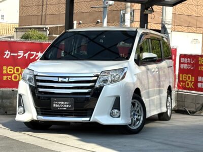 ノア　Si　✨ 広さ・快適さ・安心感を兼ね備えたファミリーミニバン🚗　両側パワースライドドアや多彩なシートアレンジで、日常からレジャーまで大活躍⛺　Bluetoothオーディオ接続可能のナビで後席はフリップダウンモニターも搭載でお子様も大喜び😄　スタイリッシュな専用エアロをまとった人気グレードです❗❗　🌜大阪店専用HPも要チェック❗carlifegroup.jp で検索🕵️‍♂️　Instagram・Twitter・TikTokも随時更新中❗❗🌛《1年保証付》