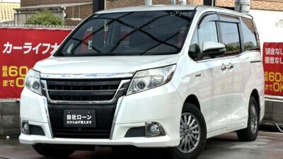 エスクァイア ハイブリッドGi 上質な室内空間と充実装備が魅力のハイブリッドミニバン❗ 高級感と快適性を兼ね備えた7人乗りハイブリッドミニバン「エスクァイア」が入庫しました💥 家族でのお出かけからビジネスユースまで、幅広く活躍する1台です✨ お子さまも退屈しない後席専用モニター付き🏰 全方位カメラ&バックカメラで駐車も安心👌 🌜大阪店専用HPも要チェック❗carlifegroup.jp で検索🕵️♂️ Instagram・Twitter・TikTokも随時更新中❗❗🌛《1年保証付》