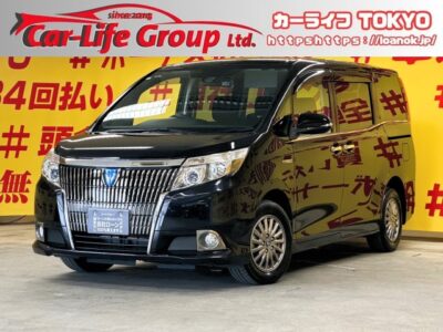 ESQUIRE      エスクァイアHV　Ｘｉ　広い室内空間を追求したワンランク上のミニバン👑　純正10インチSDナビ🗾地デジフルセグTV📺DVD📀Bluetoothオーディオでスマホから音楽再生が可能🎶　１２インチのフリップダウンモニター付きでお子様も楽しくドライブできます😍　駐車時に安心のバックカメラ付き👀　『トヨタセーフティセンス』搭載👍荷物の出し入れや乗り降りも楽々な両側パワースライドドア😎🌛TOKYO店専用HPにて更新中❗ carlifegroup.tokyo.jpで検索🕵️‍♂️🌛《1年保証》