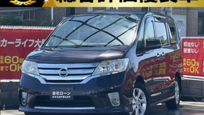 セレナ　ハイウェイスター　Vセレクション　【総合評価優良車】 《特別仕様車グレード》　大阪店人気カラーの「オーロラモーヴ」🟪　深みのあるパープルで光の加減によっては色んな表情が見られます✨️　Bluetoothオーディオ視聴可能な純正SDナビ🎵　安心安全な障害物センサー付き🚥　アイドリングストップ付きなのでガソリン高騰のこの時期に嬉しい燃費性能🍀　マルチセンターシートによる多彩なシートアレンジでニーズに合わせた乗り方が可能💺　バックカメラ付きなので大きなお車の運転が心配な方でも安心です📸　🌜大阪店専用HPも要チェック❗carlifegroup.jp で検索🕵️‍♂️　Instagram・Twitter・TikTokも随時更新中❗❗🌛《1年保証付》