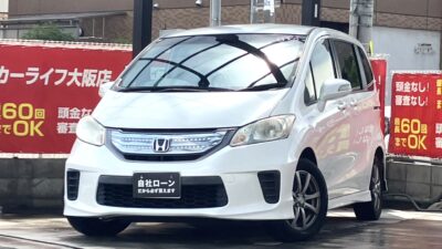 フリード ハイブリッド ~3列シート6人乗りtype~ 『コンパクト×ハイブリッド』 2列目は独立座席のキャプテンシートです🔱 左側パワースライドドアで乗り降りも楽々👏 3列目を跳ね上げすればお荷物もたくさん載ります🤭 🌜大阪店専用HPも要チェック❗carlifegroup.jp で検索🕵️♂️ Instagram・Twitter・TikTokも随時更新中❗❗🌛《1年保証付》