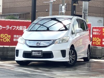 フリード　ハイブリッド　～3列シート6人乗りtype～　『コンパクト×ハイブリッド』　　2列目は独立座席のキャプテンシートです🔱　左側パワースライドドアで乗り降りも楽々👏　3列目を跳ね上げすればお荷物もたくさん載ります🤭　🌜大阪店専用HPも要チェック❗carlifegroup.jp で検索🕵️‍♂️　Instagram・Twitter・TikTokも随時更新中❗❗🌛《1年保証付》