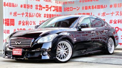 FUGA フーガ ハイブリッド 【カスタム】💎車高調ローダウン&WORKグノーシス20インチAW装着済💎"純正オプションエアロフォルムフロント大型バンパー装着"セダンタイプハイブリッド車"最高出力エンジン306ps&モーター68psのハイパワータイプ🔥カタログ燃費では10・15モード19.0km/Lの驚異の燃費性のも誇る1台🍃純正HDDマルチナビ🗾DVD📀Bluetooth🎶📱📞フルセグTV内臓型📺走行中映像視聴可能👀💎高級感溢れるウッド調パネル&ハーフレザーシートタイプ💺レーダークルーズコントロール機能付で楽々高速走行"車検2年付🚗福岡店専用HPでも在庫確認可能‼✨ 【carlifegroup.fukuoka.jp/】で検索🕵️♂️