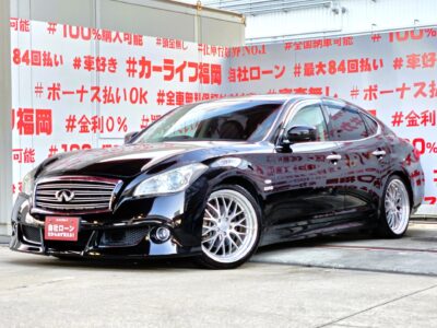 FUGA　フーガ　ハイブリッド　【カスタム】💎車高調ローダウン＆ＷＯＲＫグノーシス２０インチＡＷ装着済💎＂純正オプションエアロフォルムフロント大型バンパー装着＂セダンタイプハイブリッド車＂最高出力エンジン３０６ｐｓ＆モーター６８ｐｓのハイパワータイプ🔥カタログ燃費では１０・１５モード１９．０ｋｍ／Ｌの驚異の燃費性のも誇る１台🍃純正ＨＤＤマルチナビ🗾ＤＶＤ📀Ｂｌｕｅｔｏｏｔｈ🎶📱📞フルセグＴＶ内臓型📺走行中映像視聴可能👀💎高級感溢れるウッド調パネル＆ハーフレザーシートタイプ💺レーダークルーズコントロール機能付で楽々高速走行＂車検２年付🚗福岡店専用HPでも在庫確認可能‼✨ 【carlifegroup.fukuoka.jp/】で検索🕵️‍♂️