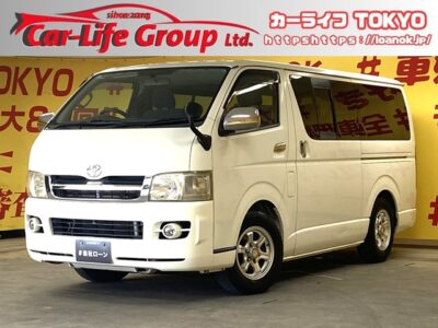 ハイエース　スーパーGL　【車検1年付】　【新品LTタイヤ付き】ハイエースの定番グレードースーパーＧＬ入庫です😆　純正キラーフィールド１５インチAW🎵積載性は驚きの１０００ｋｇまで！！仕事道具をたくさん積めるので新しく事業をされる方にもおススメな1台です‼️大きな車体でもラクラクなバックカメラ付いてます✨🌜TOKYO店専用HPにて更新中❗ carlifegroup.tokyo.jpで検索🕵️‍♂️🌛《1年保証付》