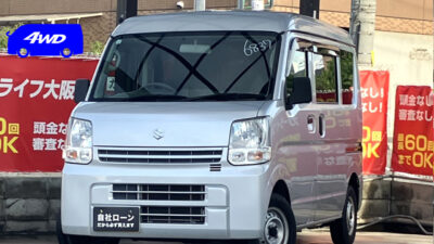 エブリィバン　PC　✨高機能ディスプレイオーディオ搭載✨　Android搭載でアプリも自由に使える！CarPlay・Android Auto対応、Wi-FiやBluetooth、ジェスチャー操作まで、車内エンタメも操作性も劇的進化📱　ピボット製スロットルコントローラー＆オートクルーズで走りを「スポーティに」「エコに」など自由に切り替えられます🚀　4WD切替スイッチや2nd発進スイッチなど状況に応じて対応が可能🙌　黒ナンバー登録可能な軽バンです📦　🌜大阪店専用HPも要チェック❗carlifegroup.jp で検索🕵️‍♂️　Instagram・Twitter・TikTokも随時更新中❗❗🌛《1年保証付》