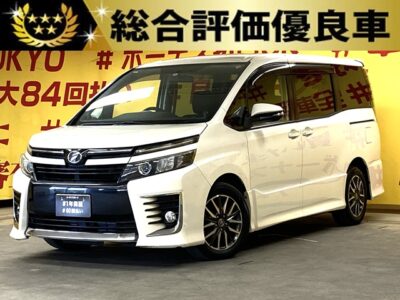 VOXY　ヴォクシー　ＺＳ【総合評価優良車】　✨”大人気のパール🌈✨カラー入庫✨純正ＳＤナビ🗾ＤＶＤ💿CD📀Ｂｌｕｅｔｏｏｔｈ📞🎶地デジフルセグ📺✨アイドリングストップ⚡夜間も視界バッチリ💡ＬＥＤヘッドライト💡燃費もＯＫ🍃アイドリングストップ付🍃乗り降りがらくらく🎵ワンタッチオープナー😁✨左パワースライドドア🍀らくらく開閉🚪１台で８人も乗れる魅力的な車両😍💎TOKYO店専用HPにて更新中❗ carlifegroup.tokyo.jpで検索🕵️‍♂️🌛《1年保証》