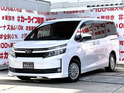 VOXY　ヴォクシー　ハイブリッドV💎＂走行７万ｋｍ台・月々４万円台～ＯＫ＂トヨタの人気ハイブリッドミニバン・パールカラーの再入庫👀驚異のカタログ燃費🍃ＪＣ０８モード２３．８ｋｍ／Ｌ💎純正９インチナビ🗾ＤＶＤ💿Ｂｌｕｅｔｏｏｔｈ🎶📱📞フルセグＴＶ内蔵型📺走行中映像視聴可能👀😲天井スピーカ＆純正フリップダウンモニター付🎶シアター空間の音響設定🎵夜間も明るいＬＥＤ💡ヘッドライトタイプ💡サイドシェード付きでＵＶ・プライバシーカット😎使い勝手の良い７人乗キャプテンシート・楽々ウォークスルー✨オプション・ワイヤレススマホ充電器付📱🌈車検２年付🚗福岡店専用HPでも在庫確認可能‼✨ 【carlifegroup.fukuoka.jp/】で検索🕵️‍♂️