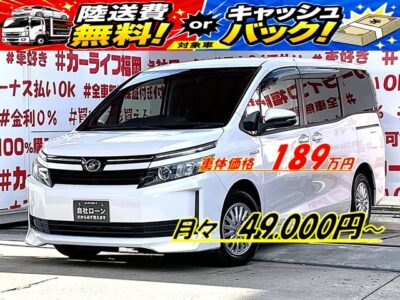 VOXY　ヴォクシー　ハイブリッドV💎＂走行７万ｋｍ台・月々４万円台～ＯＫ＂トヨタの人気ハイブリッドミニバン・パールカラーの再入庫👀驚異のカタログ燃費🍃ＪＣ０８モード２３．８ｋｍ／Ｌ💎純正９インチナビ🗾ＤＶＤ💿Ｂｌｕｅｔｏｏｔｈ🎶📱📞フルセグＴＶ内蔵型📺走行中映像視聴可能👀😲天井スピーカ＆純正フリップダウンモニター付🎶シアター空間の音響設定🎵夜間も明るいＬＥＤ💡ヘッドライトタイプ💡サイドシェード付きでＵＶ・プライバシーカット😎使い勝手の良い７人乗キャプテンシート・楽々ウォークスルー✨オプション・ワイヤレススマホ充電器付📱🌈車検２年付🚗福岡店専用HPでも在庫確認可能‼✨ 【carlifegroup.fukuoka.jp/】で検索🕵️‍♂️