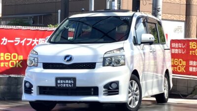 ヴォクシー ZS 🚙✨ヴォクシー ZS 入荷✨ スタイリッシュなエアロ仕様&広々快適空間❗家族のお出かけにもピッタリです😊 Wサンルーフで解放感抜群🌞 キャプテンシート&回転シートの7人乗りtypeでシートアレンジも多彩です🍀 🌜大阪店専用HPも要チェック❗carlifegroup.jp で検索🕵️♂️ Instagram・Twitter・TikTokも随時更新中❗❗🌛《1年保証付》