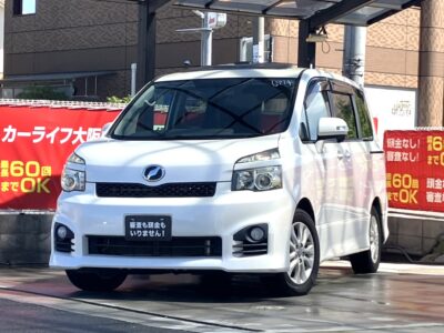 ヴォクシー　ZS　🚙✨ヴォクシー ZS 入荷✨ スタイリッシュなエアロ仕様＆広々快適空間❗家族のお出かけにもピッタリです😊　Wサンルーフで解放感抜群🌞　キャプテンシート&回転シートの7人乗りtypeでシートアレンジも多彩です🍀　🌜大阪店専用HPも要チェック❗carlifegroup.jp で検索🕵️‍♂️　Instagram・Twitter・TikTokも随時更新中❗❗🌛《1年保証付》
