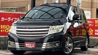 エルグランド ライダー ブラックライン 装備豪華な1台✨ アラウンドビューモニターで全方向が映し出され駐停車も安心です👏 後席はフリップダウンモニター搭載💎 黒本革シートでキャプテンシート&オットマン、助手席側オットマンも付いておりラグジュアリーな車内👑 Wサンルーフで解放感抜群🌈 パワーバックドアでリアゲートの開閉も楽々可能🙌 🌜大阪店専用HPも要チェック❗carlifegroup.jp で検索🕵️♂️ Instagram・Twitter・TikTokも随時更新中❗❗🌛《1年保証付》